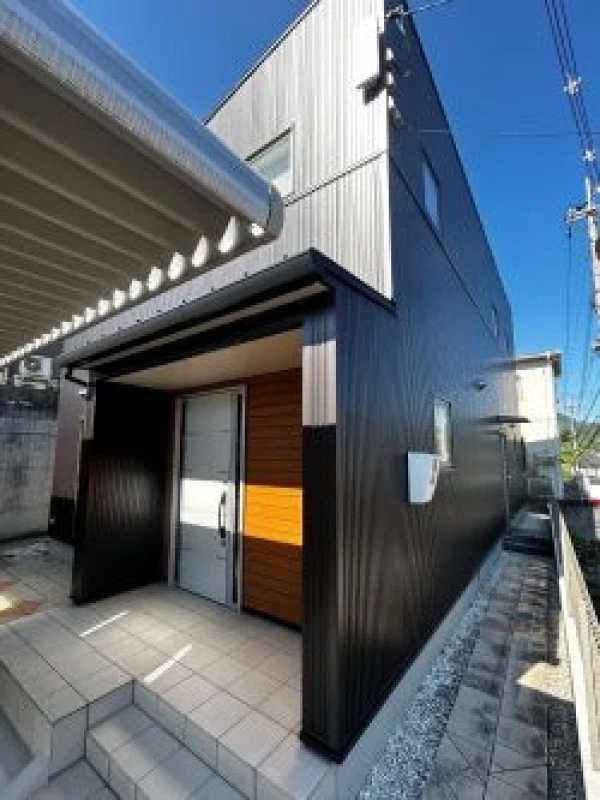 2026年08月11日 09:00の施工事例：軒なし住宅の結露・カビ対策！アイジーサイディングによる外壁カバー工法で省エネと意匠性を両立　広島市安佐南区S様邸