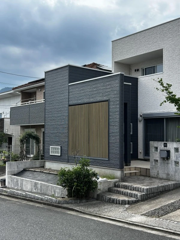 2026年08月28日 10:00の施工事例：（築20年）外壁張替え（金属サイディング）・竪樋交換・ベランダ防水塗装工事　広島市安佐南区S様邸